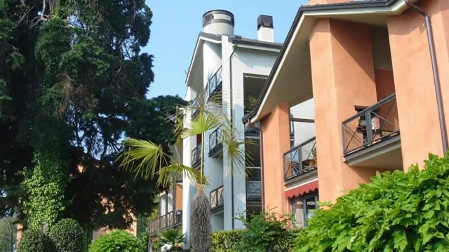 Facciata del residence tra le palme