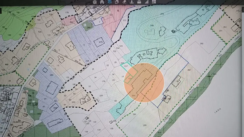 Estratto cartografico: la residenza tra la collina di San Maurizio e il lago