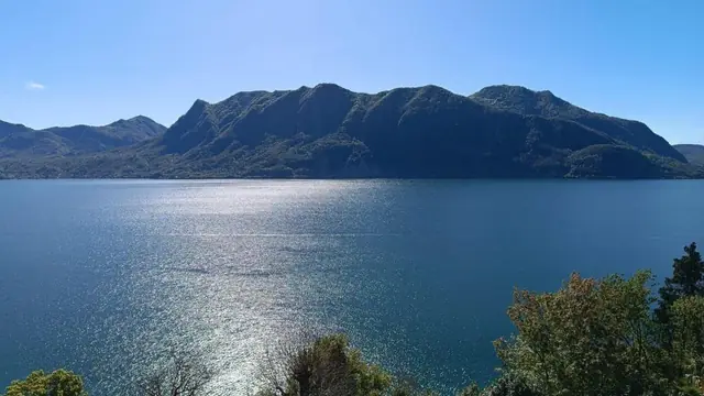Cielo terso sul lago