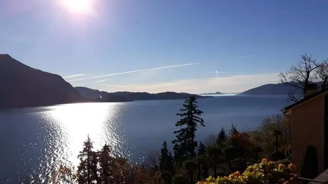 Scia di luce sull'acqua